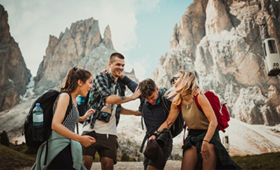 接待國內外觀光旅客、並安排旅遊、食
宿及提供有關服務。