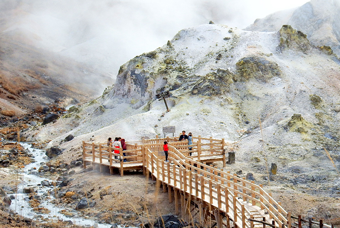 登別地獄谷 這是北海道最具代表性的火山地貌景觀，煙霧瀰漫的噴氣孔與硫磺溪流，展現了地球的原始力量。