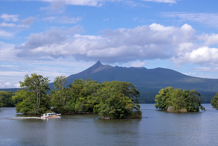 大沼國立公園 被稱為「北國的輕井澤」，這裡湖泊、火山與綠意交織，提供了絕佳的健行與遊船體驗。