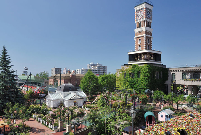 白色戀人公園 這座以北海道知名伴手禮「白色戀人」為主題的歐式庭園，不僅有夢幻的建築，還有巧克力工廠可供參觀。