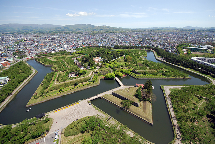 五稜郭公園 這座星形西式堡壘在春天櫻花盛開時尤其美麗，從五稜郭塔俯瞰，景色更是壯觀。