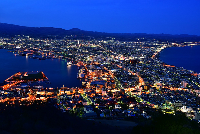 函館山夜景 被譽為世界三大夜景之一，從山頂俯瞰，整個函館市的璀璨燈火與港灣美景盡收眼底，極具視覺震撼力。