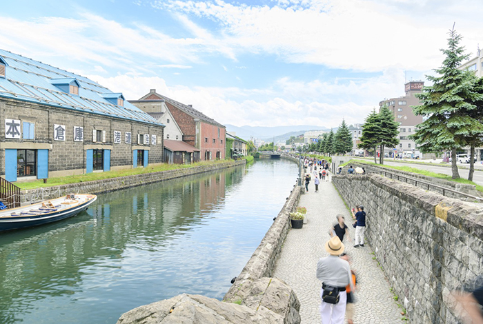 小樽運河 這條懷舊的運河沿岸保留了許多昔日的紅磚倉庫，夜晚點燈後更顯浪漫，是攝影師的最愛。