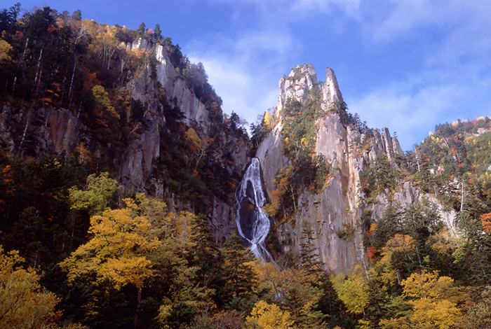 層雲峽 以其壯麗的峽谷景觀聞名，夏季的綠意、秋季的紅葉、冬季的冰瀑，每個季節都有其獨特的魅力。